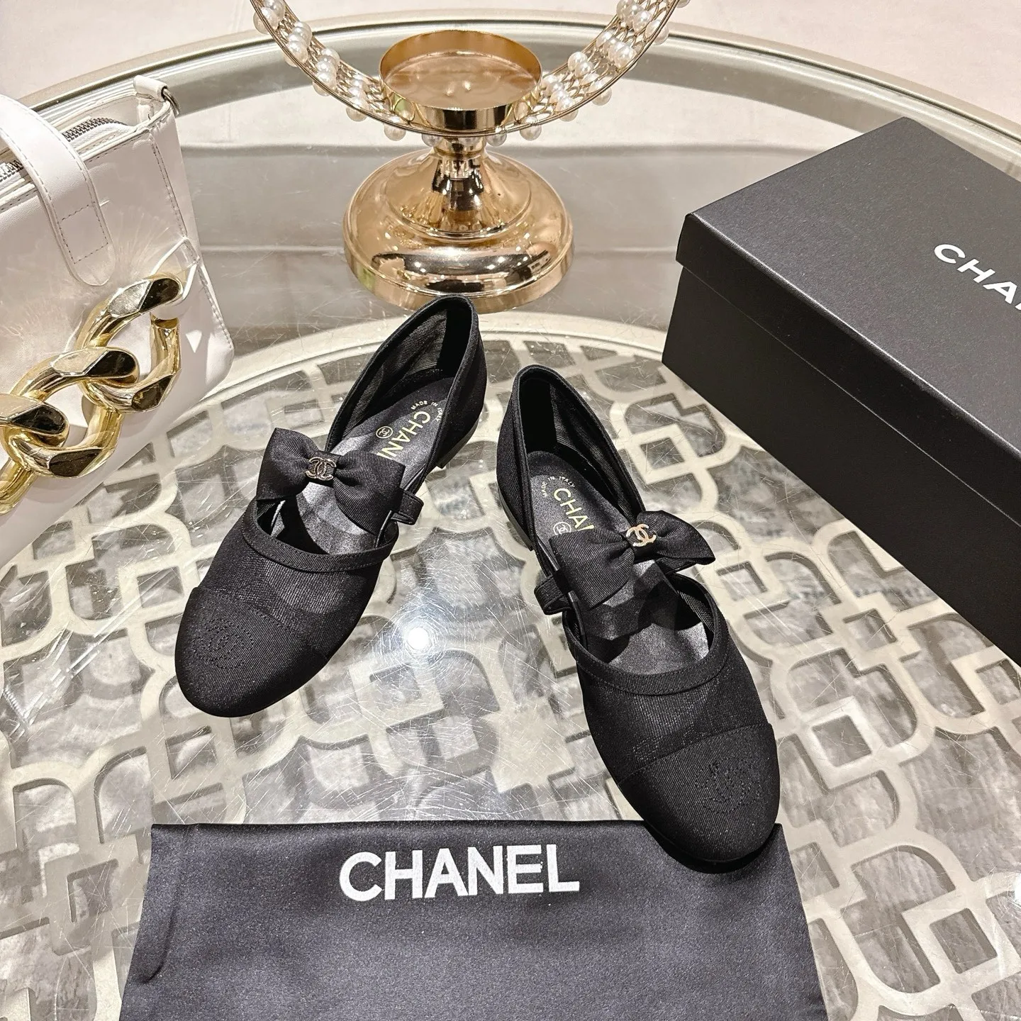 👟👟Ex-factory price 540👟👟 Mesh [purchase-level quality] CHANEL Xiaoxiang 25/A new summer bow-tie shoes 💃 This pair of loafers is really breathtakingly beautiful! Made of cowhide fabric + imported mesh, every detail exudes a sense of high-end ~ classic bow design, Italian genuine leather sole, comfortable and classy on the feet, a perfect must-have for fairies!  🌟 All counters are from the same source! All materials are customized according to the original 1:1, and are developed and patterned from genuine products. The quality is absolutely assured ~ a classic that must be bought every year, a versatile artifact that looks great whether paired with skirts or jeans!  💖 The perfect finishing touch for summer outfits, sisters, just do it! 👉 Fabric: Imported sheepskin Lining: Imported sheepskin Outsole: Private molded outsole Code number: 35-40 (41 customized, non-refundable) Mesh surface